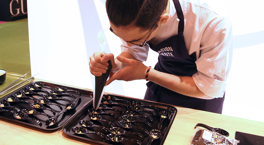 Cocinero preparando degustación de Plancton Marino en Salón de Gourmets